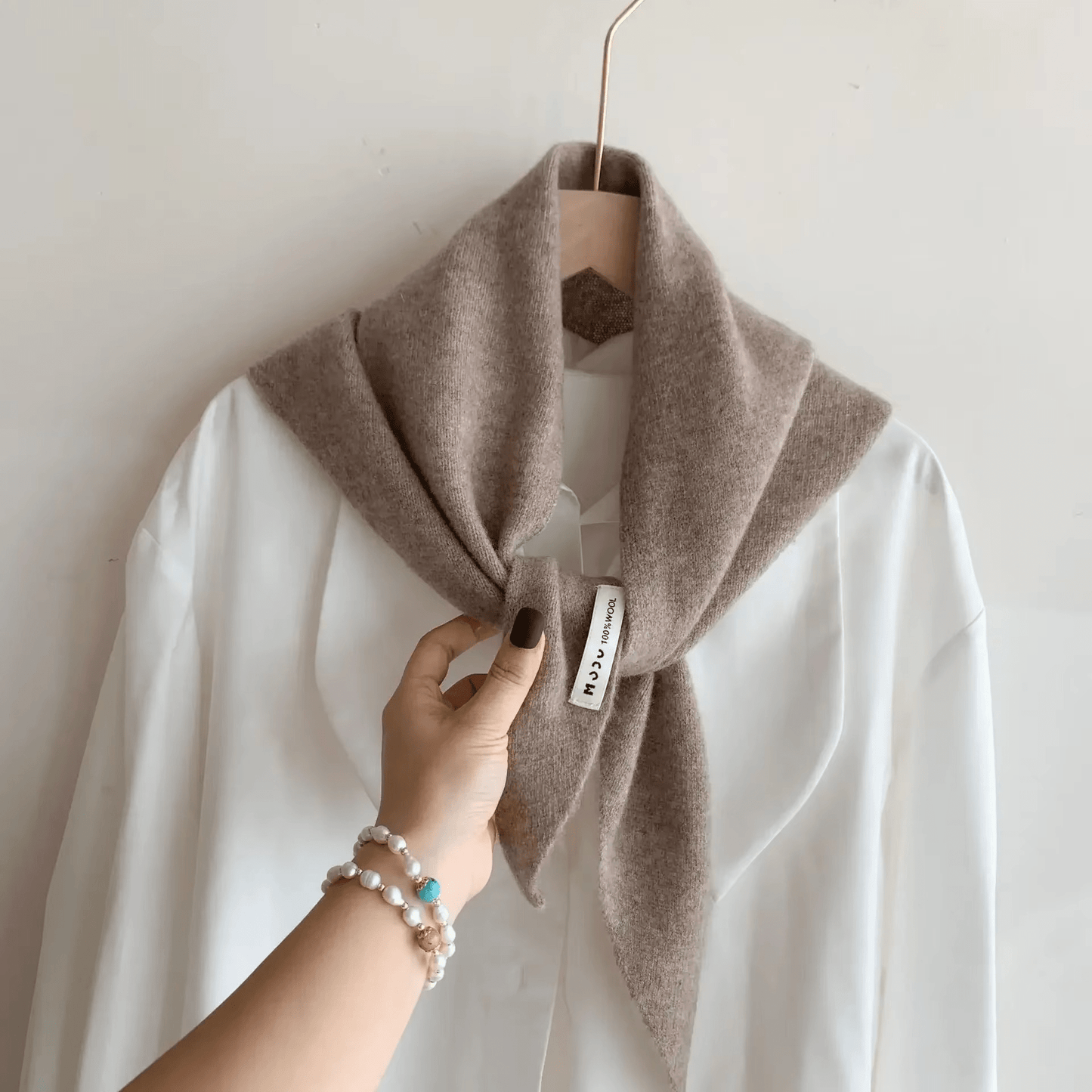 Driehoekige Gebreide Sjaal van Niche Wol – Warm, Elegant & Veelzijdig