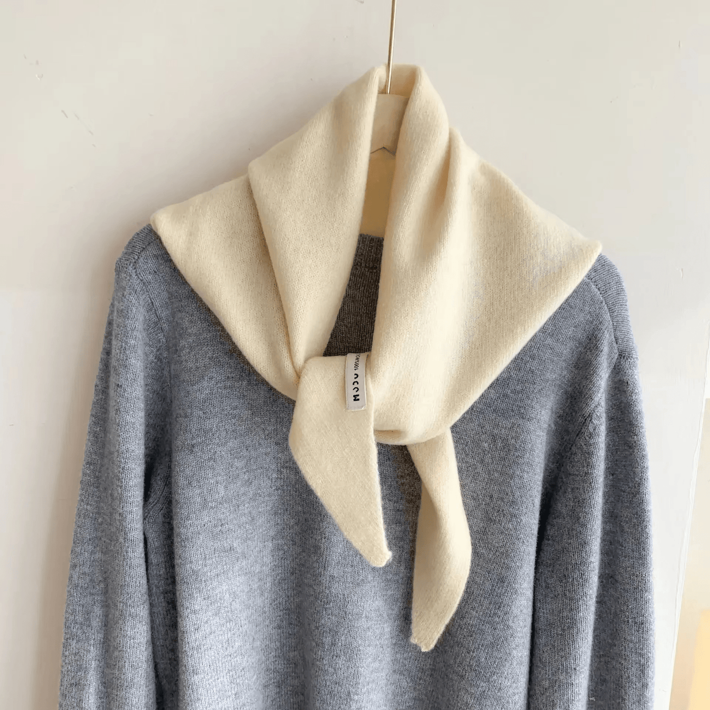 Driehoekige Gebreide Sjaal van Niche Wol – Warm, Elegant & Veelzijdig