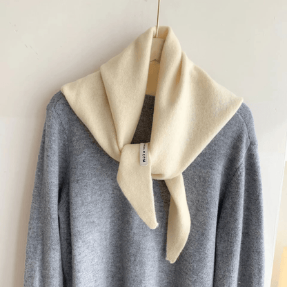 Driehoekige Gebreide Sjaal van Niche Wol – Warm, Elegant & Veelzijdig